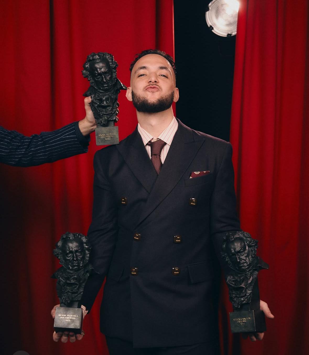 C. Tangana sosteniendo sus dos Premios Goya