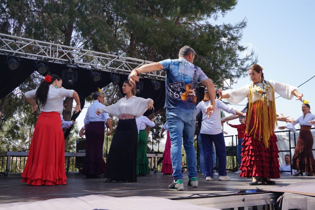 Público bailando sevillanas